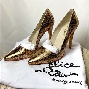 NEW Alice + Olivia New Gold Snake Pattern Dina Pump